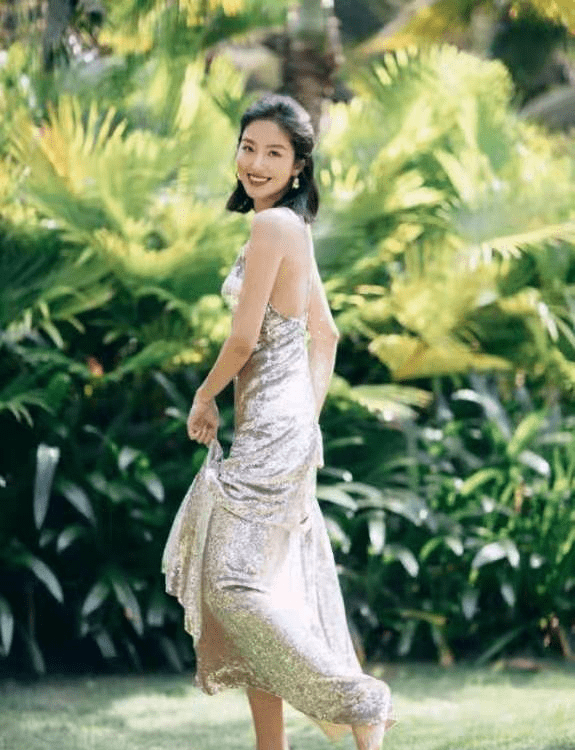 杨采钰很棒!穿着橙色泳衣,更显身材,更有女人味