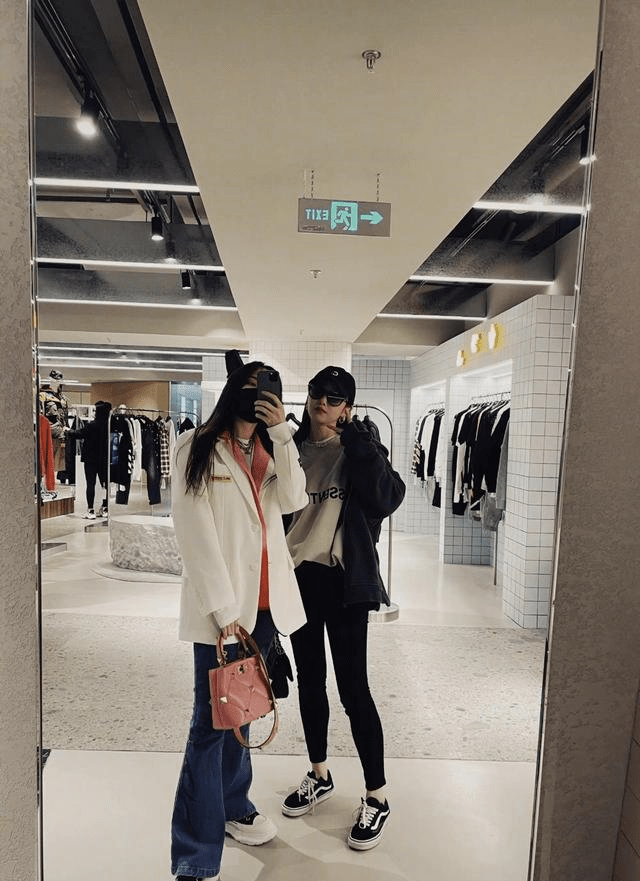 孟佳蒋梦婕同逛商场无人识对镜自拍时尚满满同秀大长腿