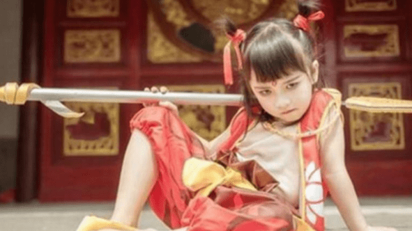 7岁女孩cos"哪吒"走红,动作,眼神惟妙惟肖,兴趣是最好的老师