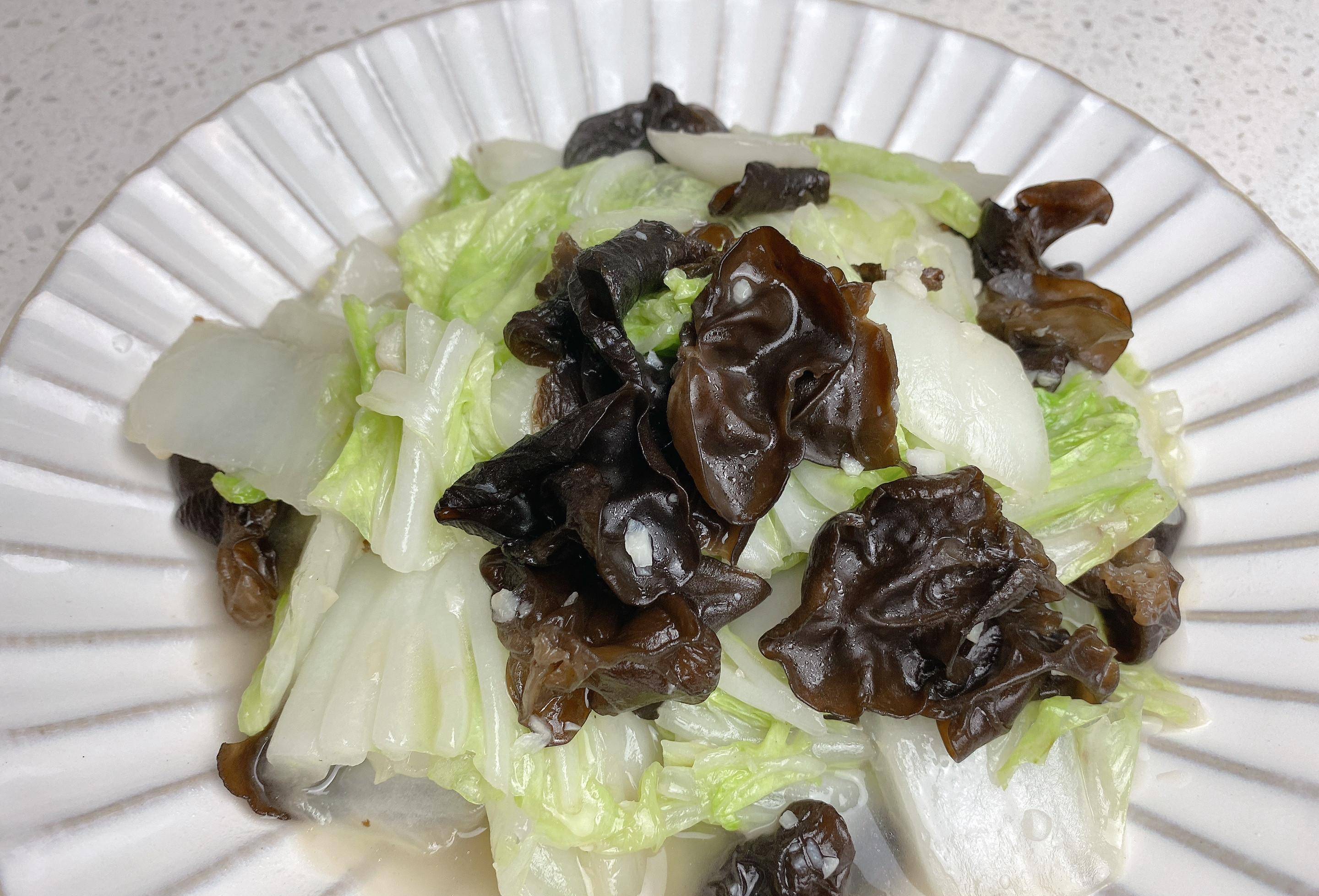 三,【白菜炒木耳】 白菜炒木耳是常见的一道家常菜,虽然是素菜,但口感