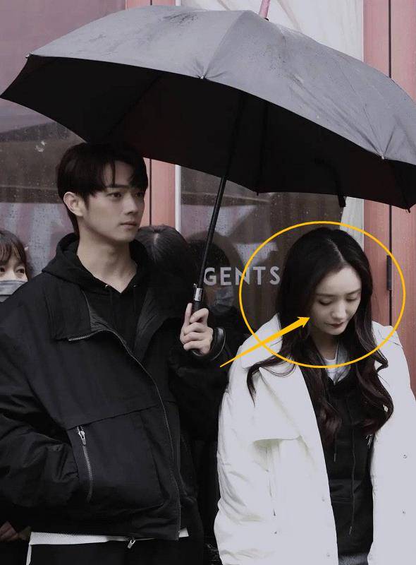 杨幂彻底抛少女感,34岁的成熟体现在哪,小狼狗爱的姐姐都长这样_许凯