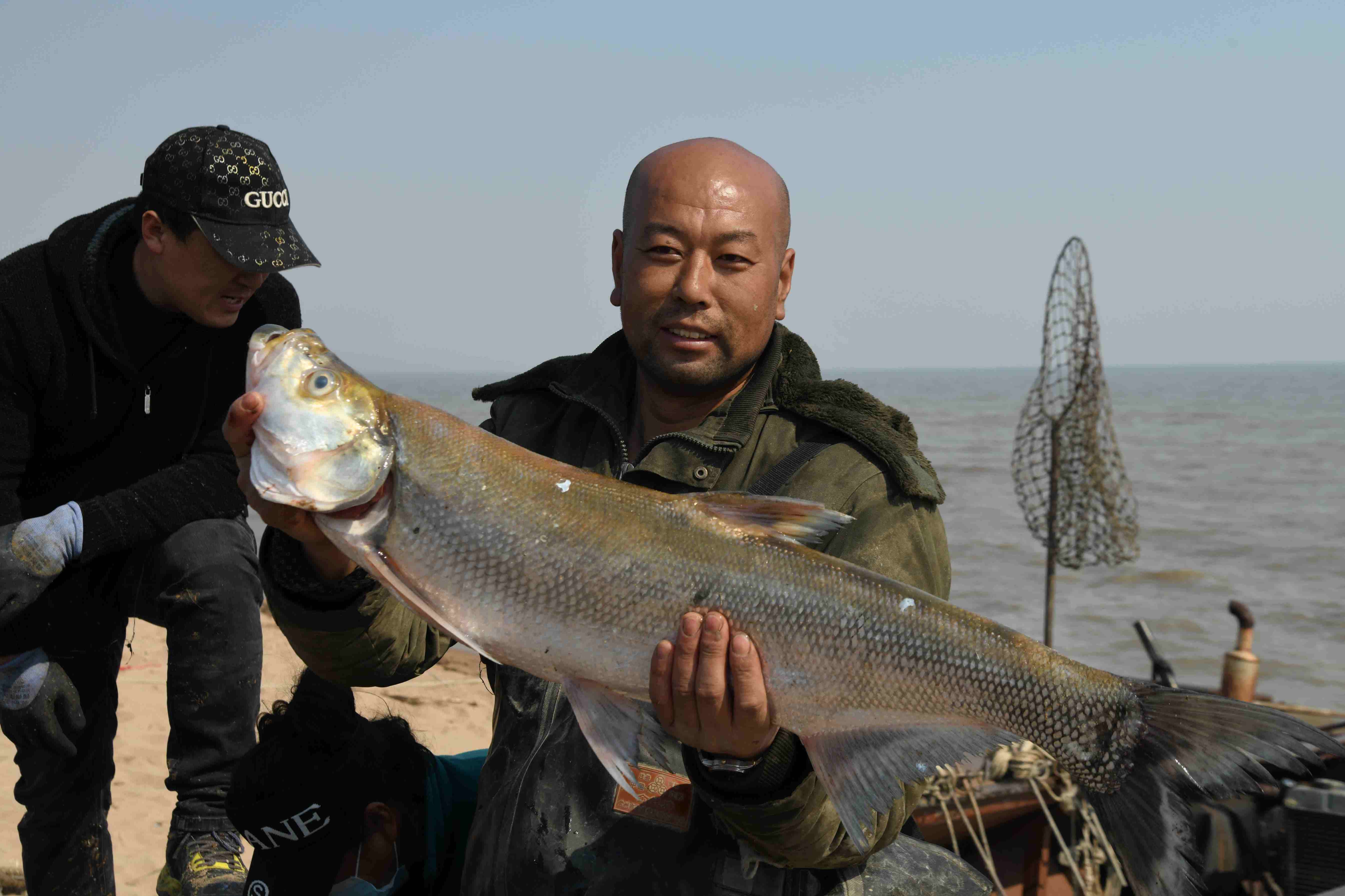 500元一斤!兴凯湖"头一网开湖鱼"上岸啦