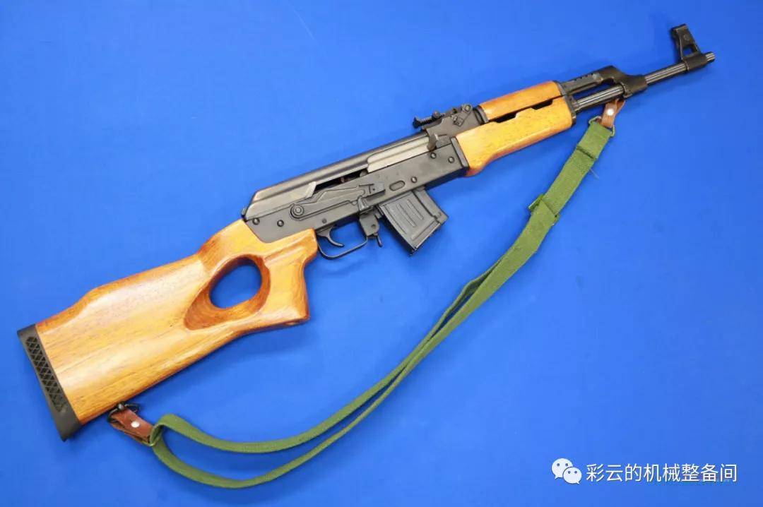在《逃离塔科夫》中,有一种和akm很像的步枪叫vepr-km vpo-136,也发射