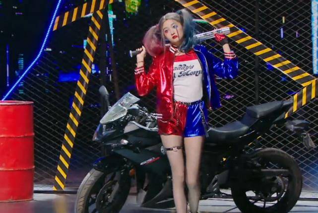 关晓彤cos小丑女,谁留意她肚子上的痕迹,终于明白了鹿晗的眼光