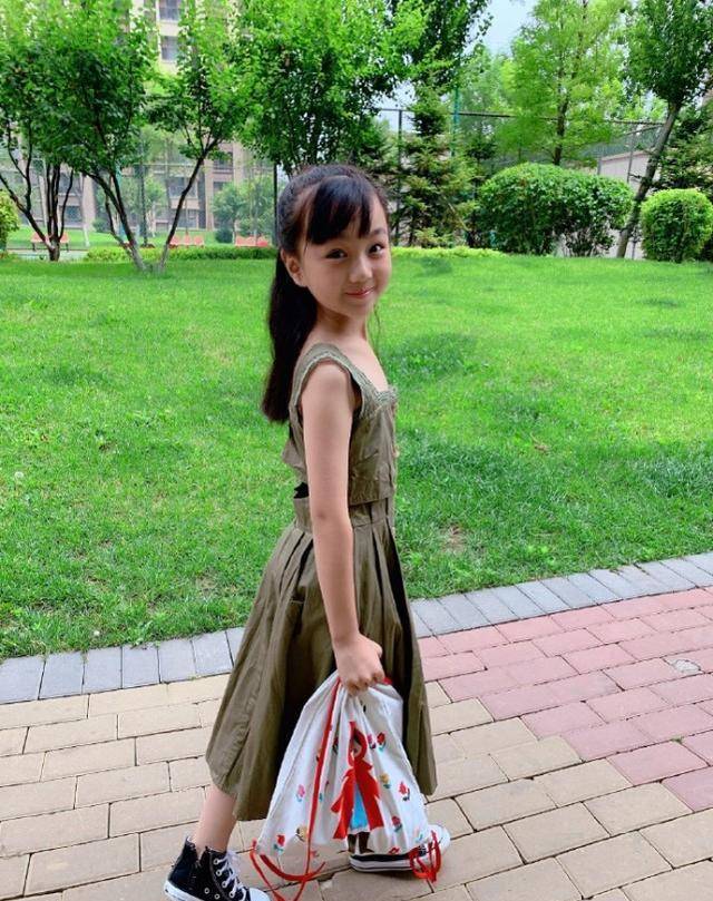 原创小山竹晒8岁的庆生照,小萌娃成长大美女了,越长大越漂亮