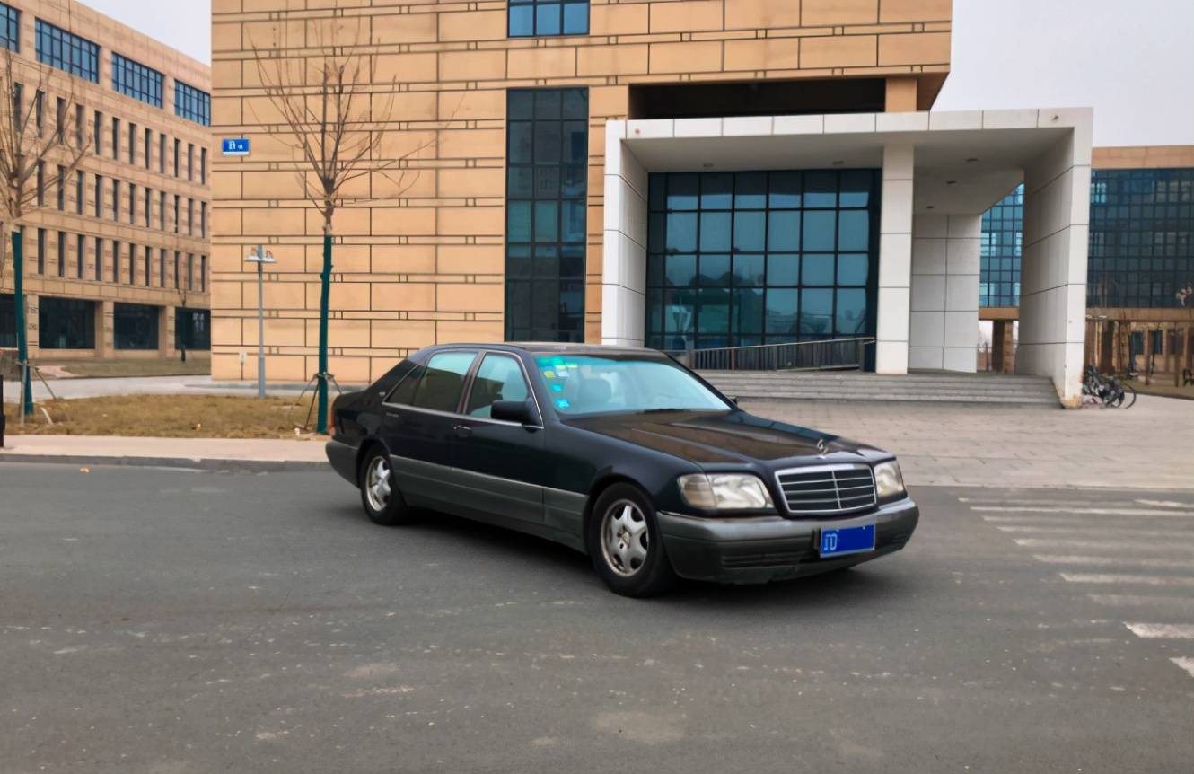 w140也被称为"虎头奔",尤其是它那"三横一竖"的进气格栅造型,像极了