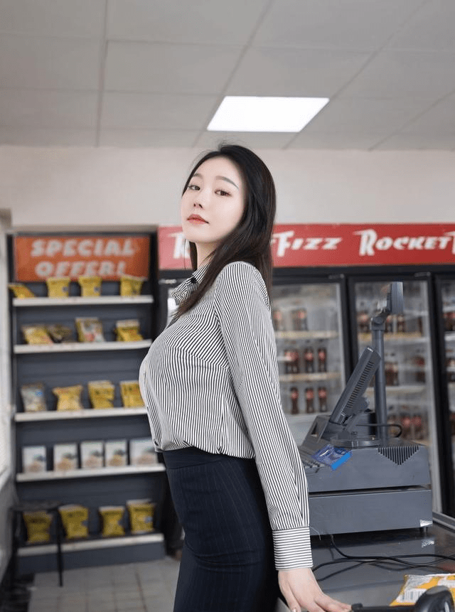 长发美女穿条纹职业套装,配上黑色丝袜高跟鞋彰显职业