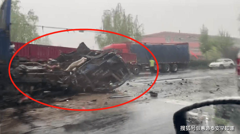 突发车祸 接到网友爆料称:山东省泰安市岱岳区g104路段,有两大车发生
