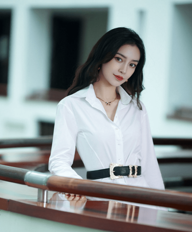 Angelababy最新照片,杨颖最新图片2021 angelababy最新活动造型,白色衬衫裙搭黑色腰带简洁优雅又大方