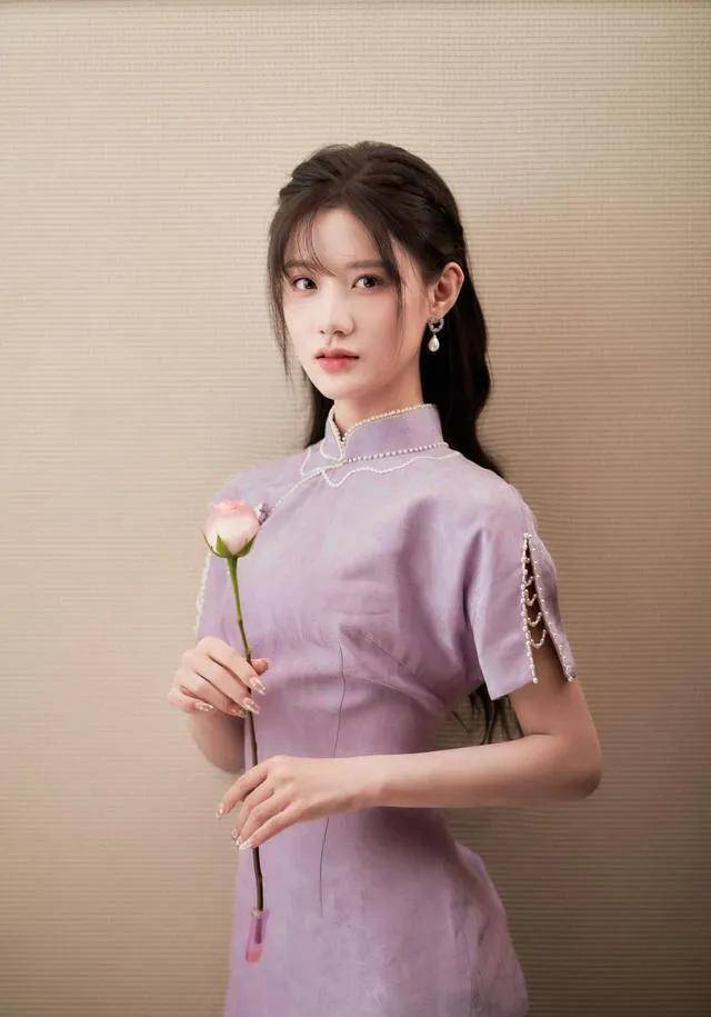 "全糖初恋脸"陈意涵,穿旗袍尽显东方古典美,曼妙之美扑面而来