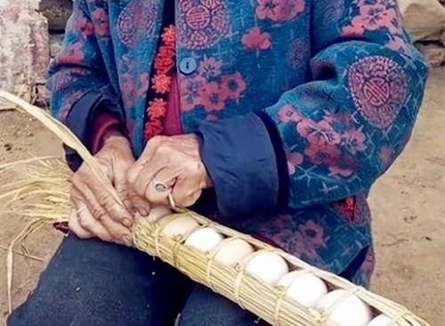 原创老奶奶用稻草把鸡蛋绑起来,拿到市集上,20分钟就卖了100斤