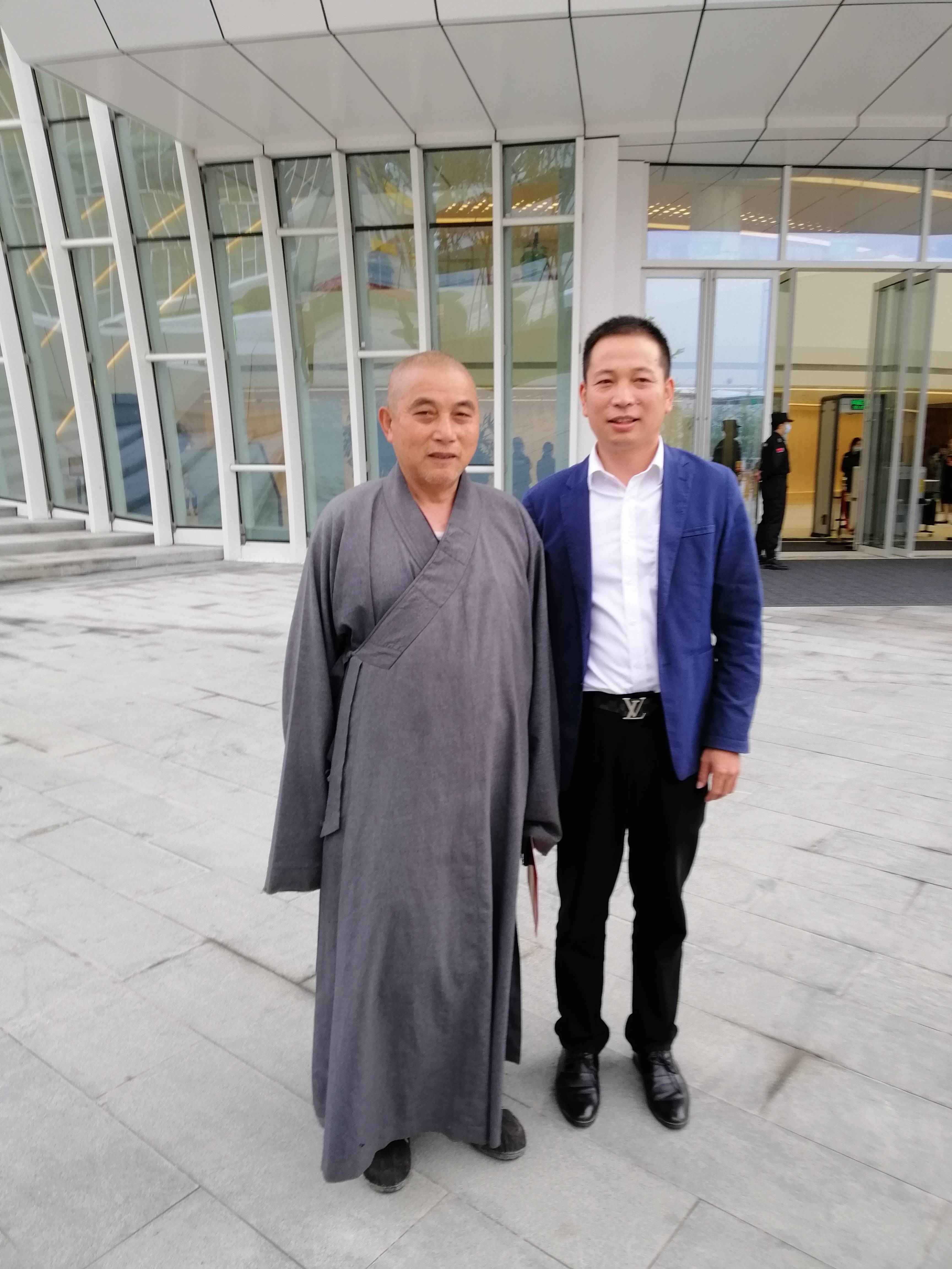 吴招贵与观看扬州统战文艺汇演的高旻寺住持文龙合影(部分图片由吴招