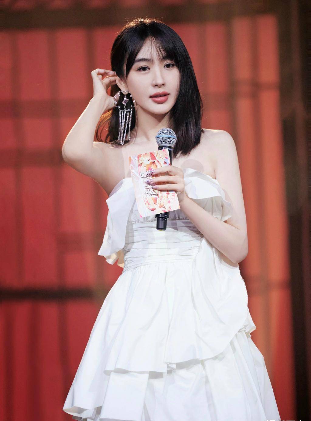 黄晓明杨颖刚和好李菲儿又作妖被问是否和解直说不认识angelababy