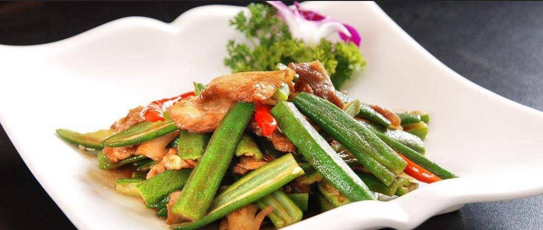 秋葵小炒肉是一道简单的家常菜,主料是猪肉,秋葵,辅料是蒜,蚝油,盐