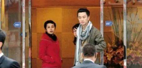 官宣恋情!当街拍屁股,文艺男神也油腻了?_黄轩