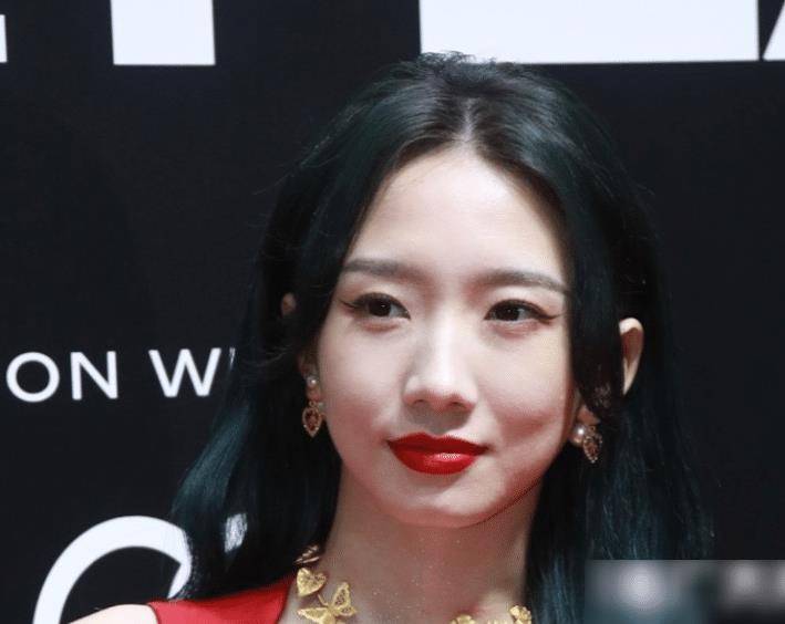 孟美岐活动现身,生图被放大暴露真实颜值,脖子伤口却引人注目!
