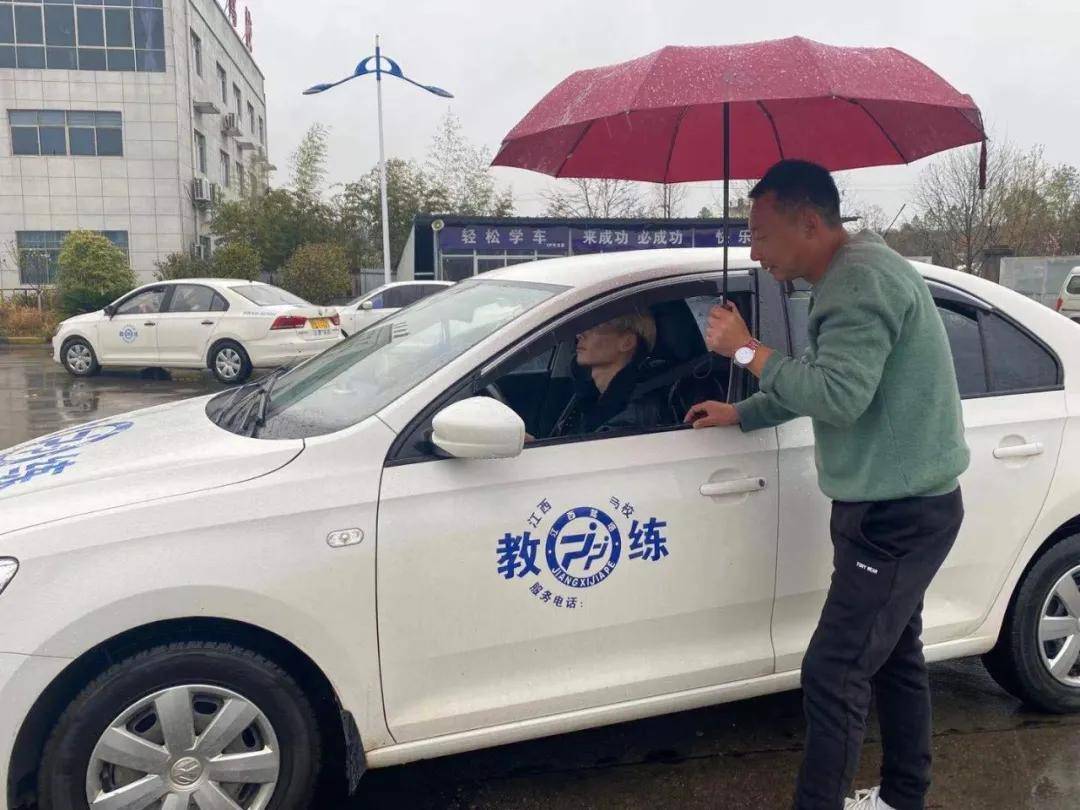 暴雨学车太难了怎么办雨天练车六大禁忌看完你就不担心啦