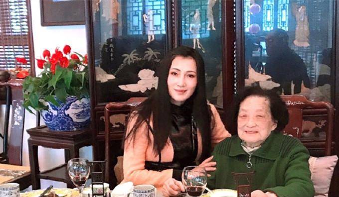 55岁林芳兵晒家族聚会照,儿子帅气老公儒雅,90岁母亲老当益壮