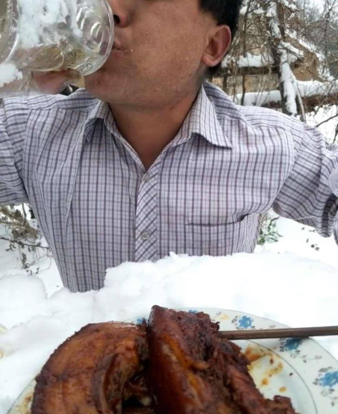 为了几百块钱男子雪中穿衬衣大口吃肉大口喝酒网友为了钱够拼