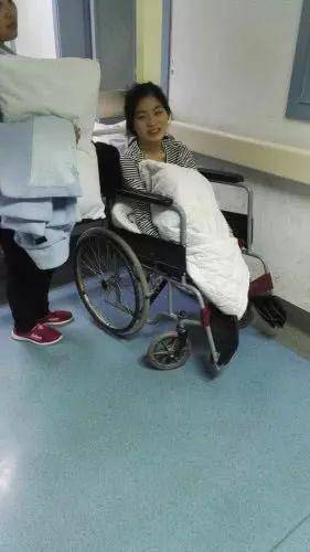 这是一种恶性肿瘤杨雨晴坐在轮椅上 受访者供图