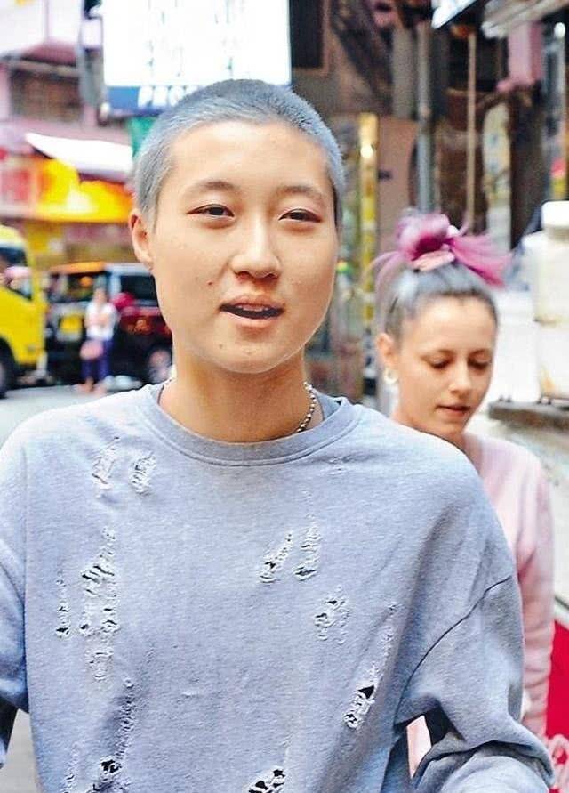 原创吴卓林比成龙差太多,剪板寸头配破洞裤痞气十足,完全不像爹