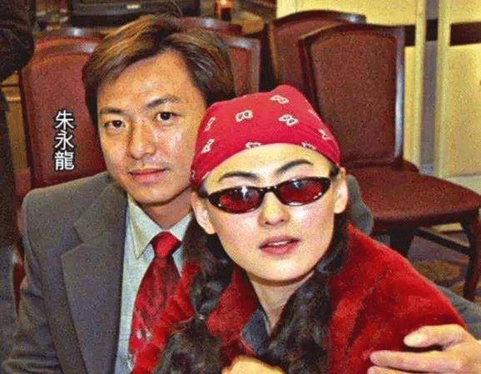 1998年,张柏芝签约初恋男友朱永棠的哥哥朱永龙做经纪人,当时朱永龙