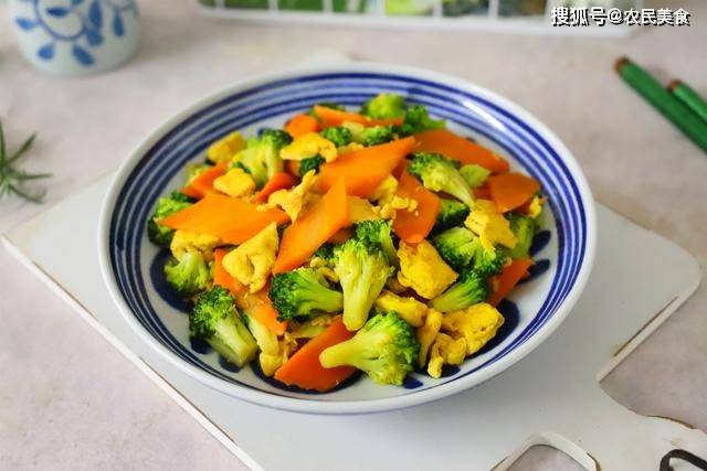 【西兰花胡萝卜炒鸡蛋】