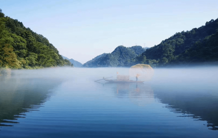 东江湖在郴州资兴市境内,其中最美的景点就是雾漫小东江了.