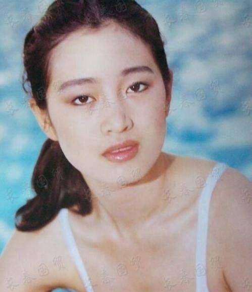 巩俐20岁泳装照曝光,素颜出镜犹显青涩,紧身泳衣更显凹凸身形