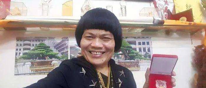 他是"香港最丑男人",破产后被老婆狠心抛弃,近照曝光略显老