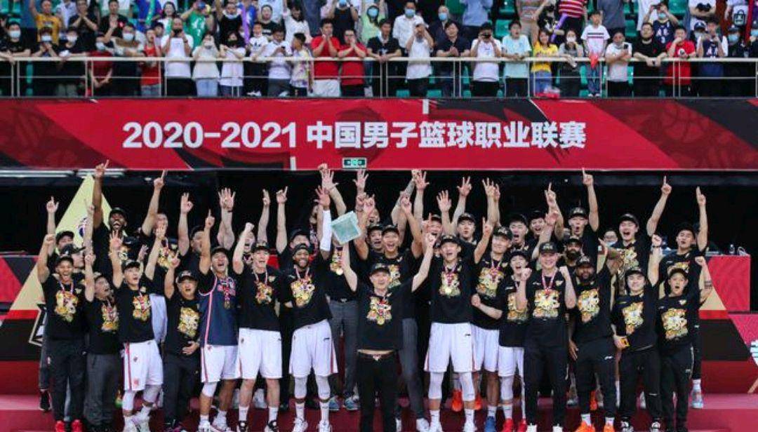 原创赵睿换球衣领奖,郭艾伦痛哭,fmvp23岁,今年cba总决赛情怀满满