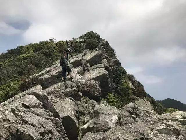 穿越深圳排牙山感受一线天刷牙沿途风光秀丽领略180无敌海景