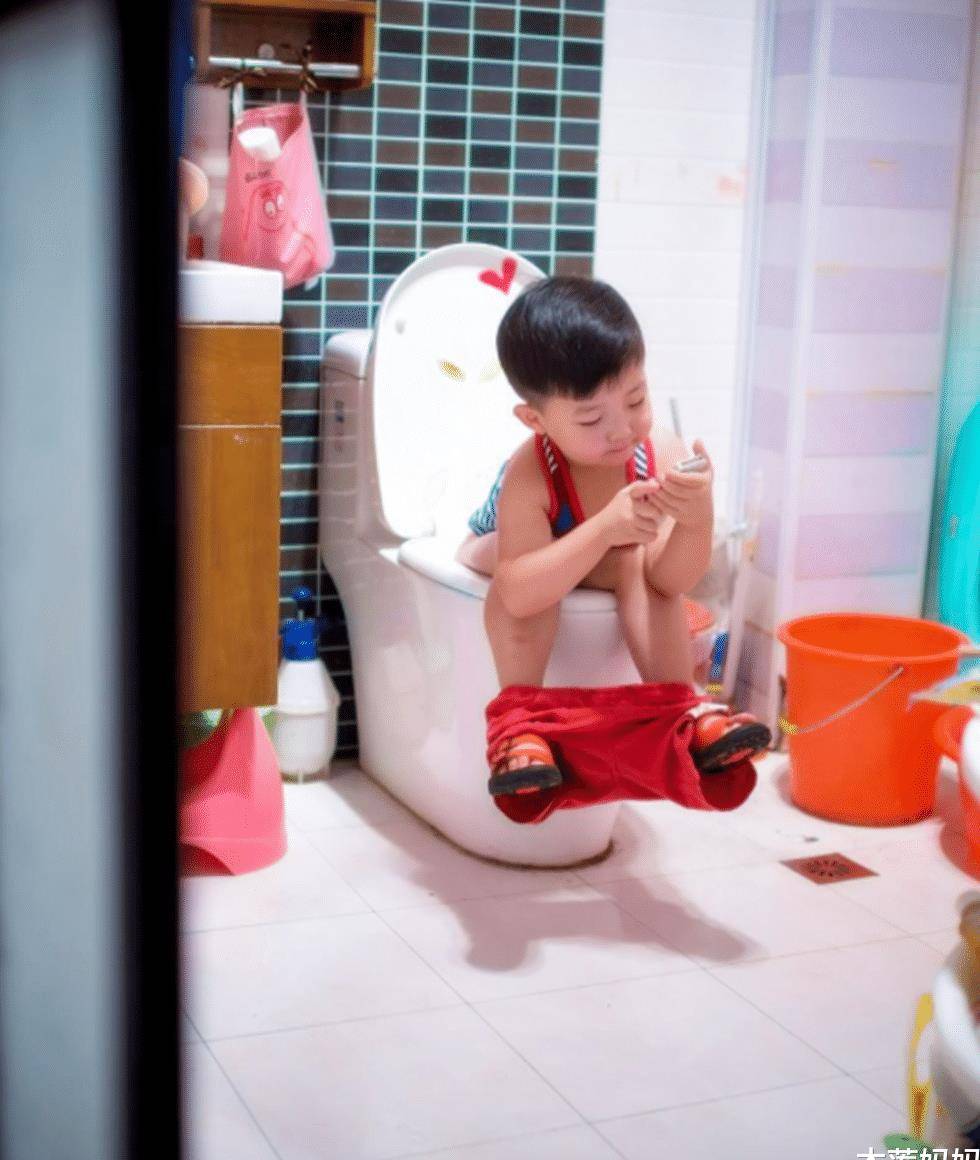 孩子上厕所是