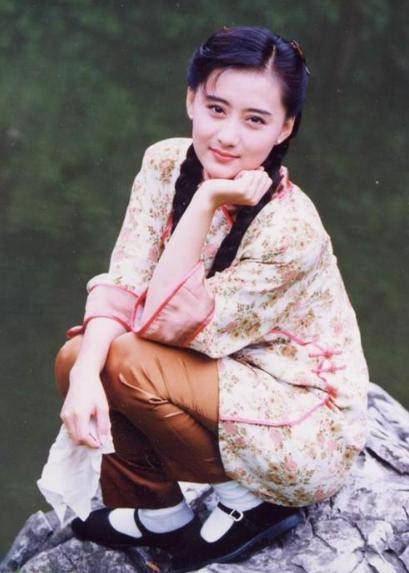 陈德容的美干净而妩媚,她白皙的肌肤与饱含深情的一双明眸,简直是专为