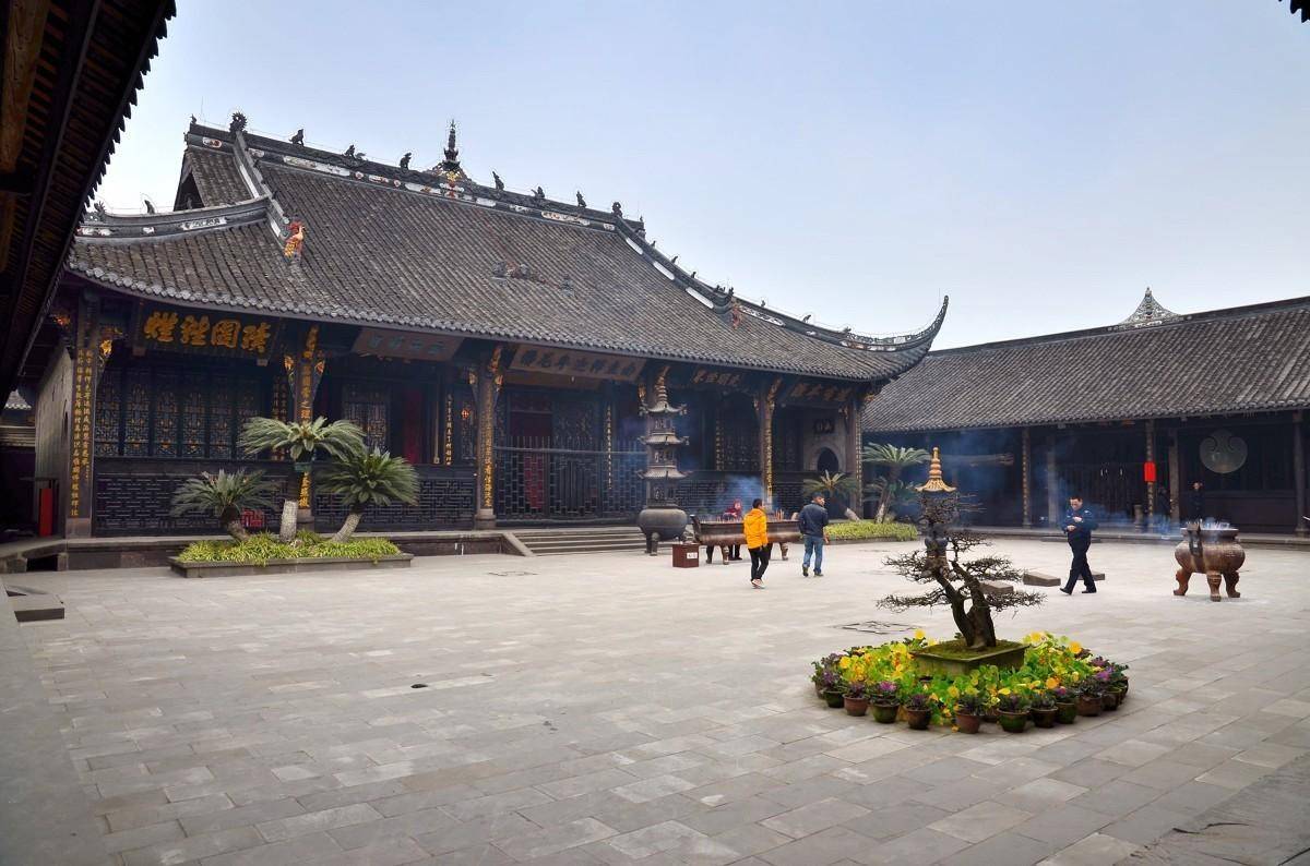 有名的寺庙很多,比如青羊区的文殊院,成华区的昭觉寺,新都区的宝光寺