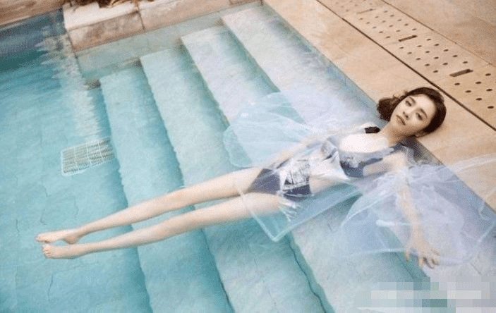 原创31岁王晓晨有多美? 泳装剧照流出时, 网友: 这才是"出水芙蓉"啊