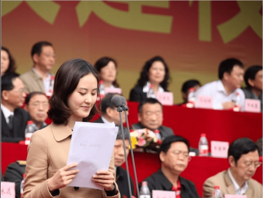 既是央视主持人,又是重庆最美高考状元,39岁却仍是孤身一人