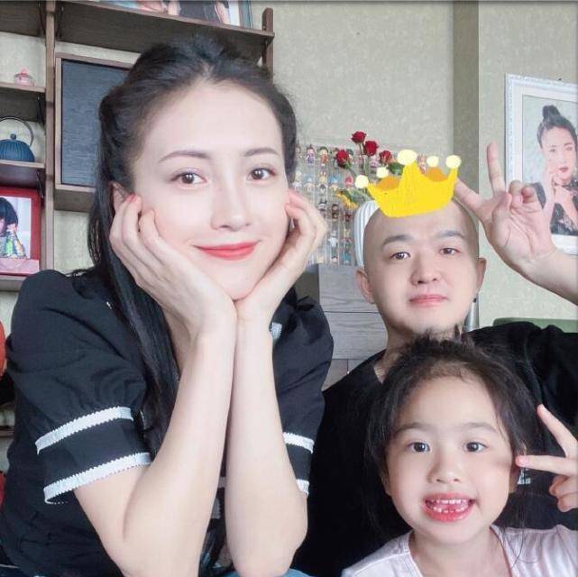 包文婧晒全家福为包贝尔庆生,6岁饺子变化大_生日