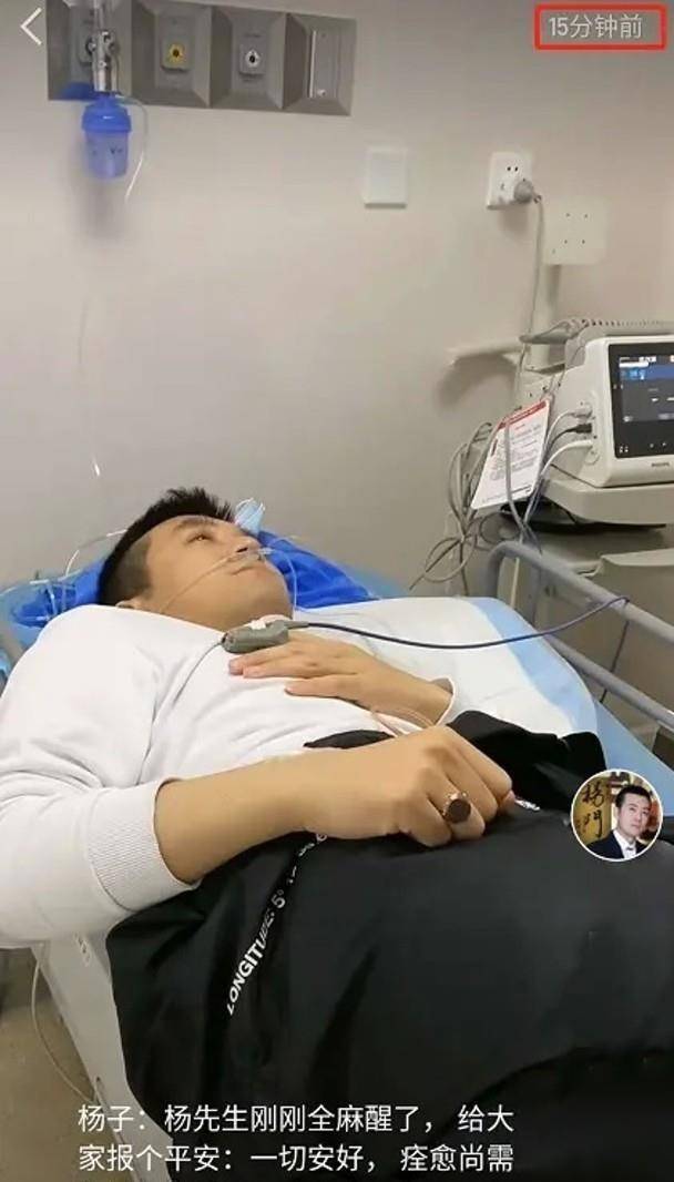 鼻子插着氧气管,手指夹着血氧饱和度检测仪,脸色苍白,十分虚弱