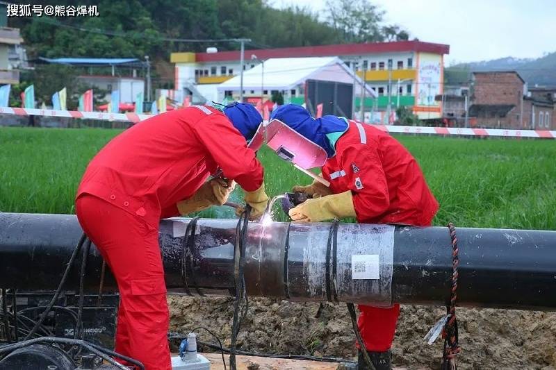 熊谷管道焊机正在施工现场进行焊接作业