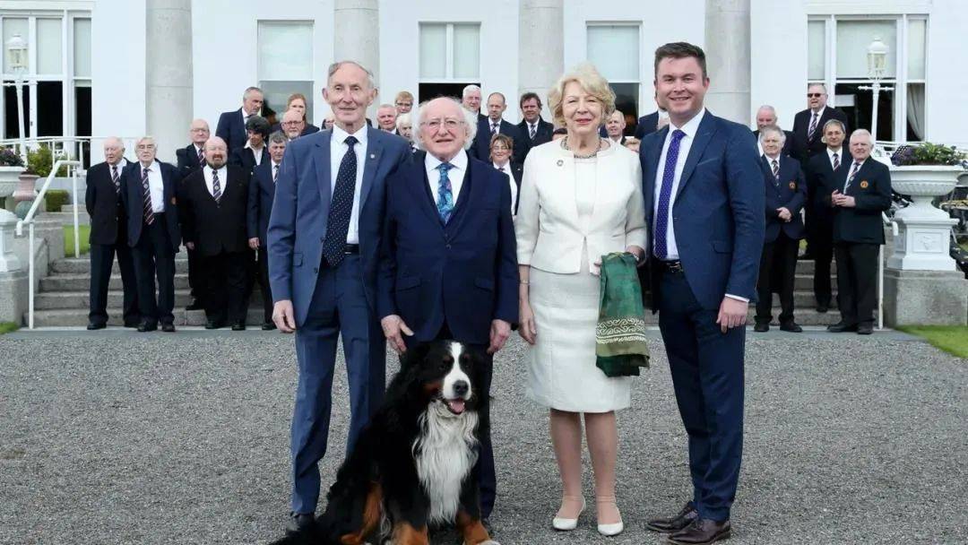 爱尔兰总统接受采访时,身旁大狗子疯狂撒娇抢镜.网友都被萌晕了!