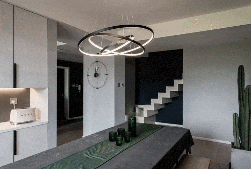 改造后的餐厅,也就是正楼梯口的侧面,和现在电视背景墙的背后.