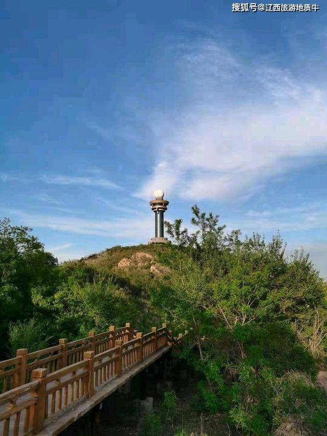 登顶蟠龙山,可以将大石桥市区尽收眼底,也可以欣赏"镁都"的"夕阳余韵"