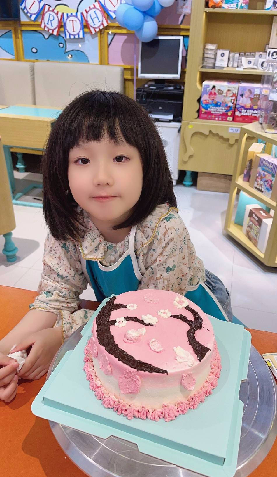 洪欣7岁女儿久违现身,荷叶边碎花裙系着小围裙做蛋糕,清秀甜美_张晞彤