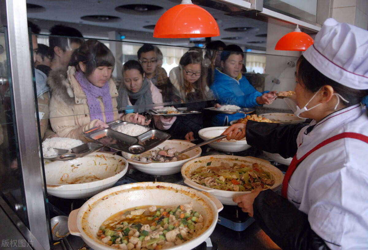 公务员嫌弃食堂伙食差网友吐槽至少你的单位还管饭