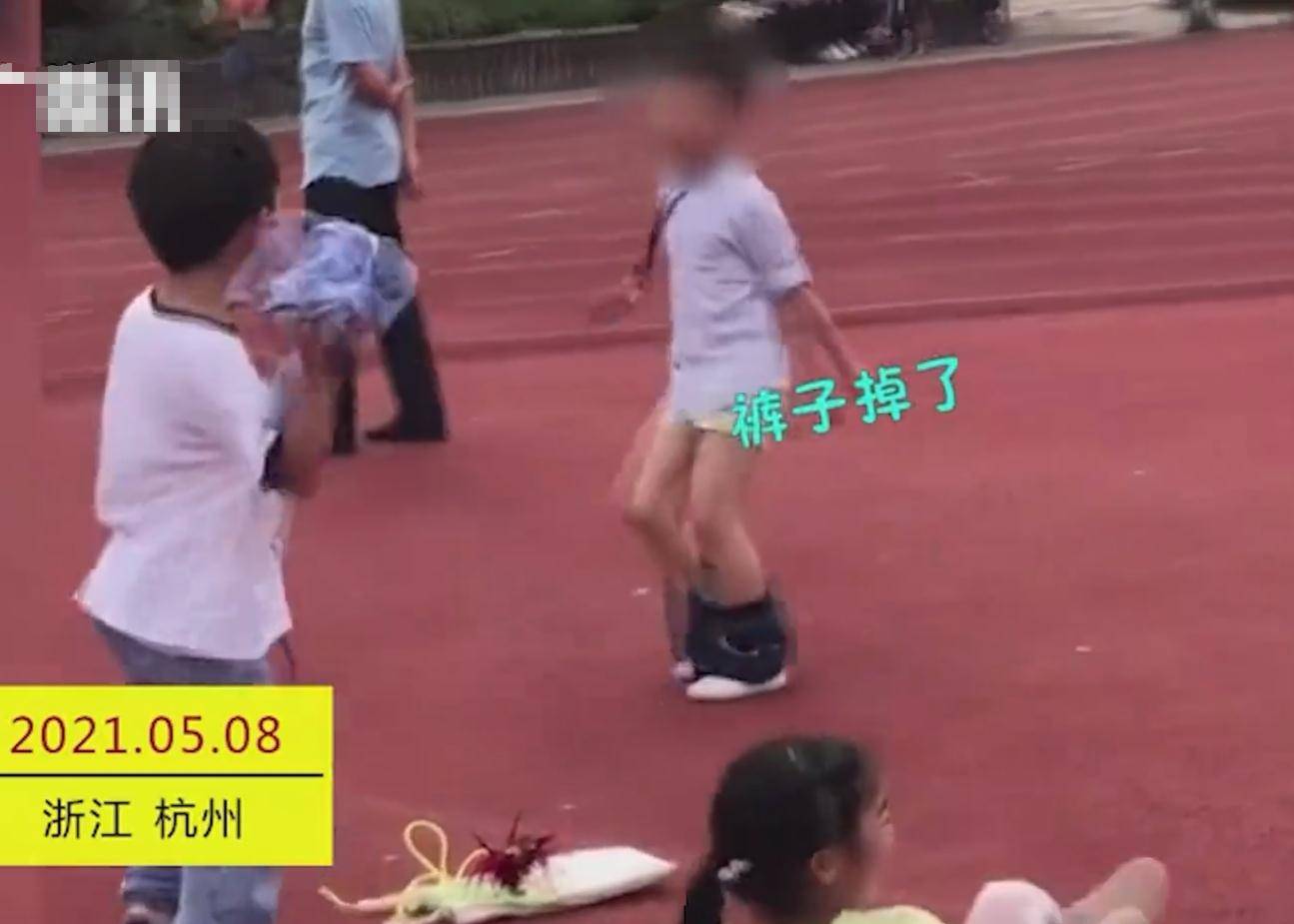 原创笑喷!浙江一男孩跳绳裤子滑落仍坚持比赛,网友:这该死的胜负欲