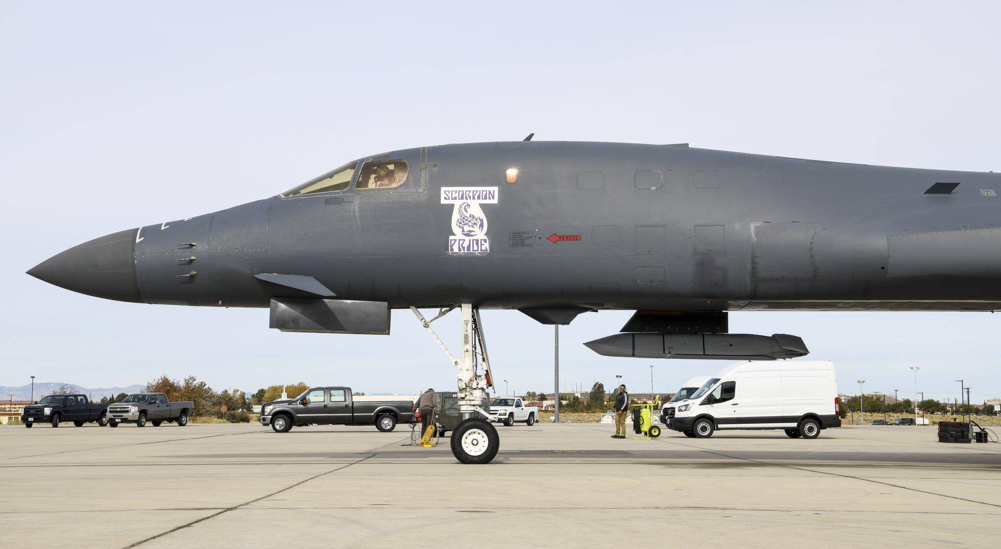 近日美国空军发布了一架b-1b战略轰炸机进行挂弹飞行测试的画面,这款