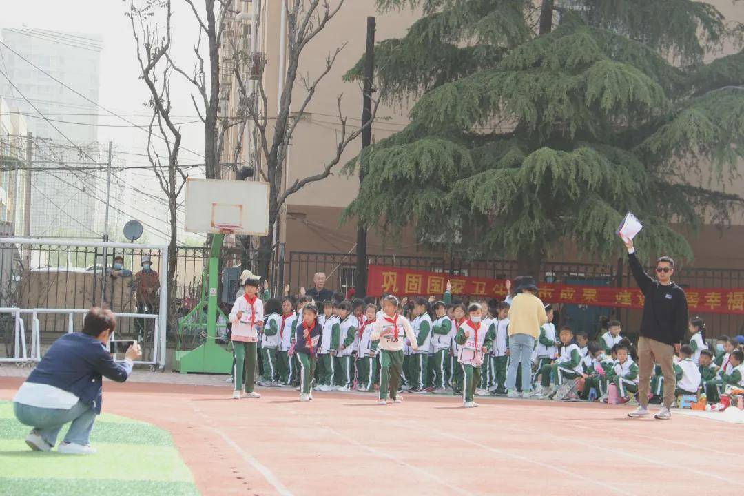 青岛书院路小学加强锻炼强健体魄献礼建党百年华诞