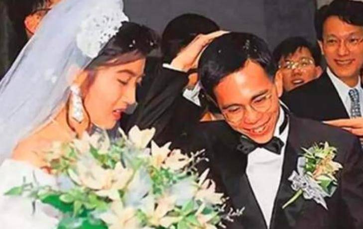 他的妻子是王俪桥,两人结婚以后,李泽钜就开始专注于工作上的事了.