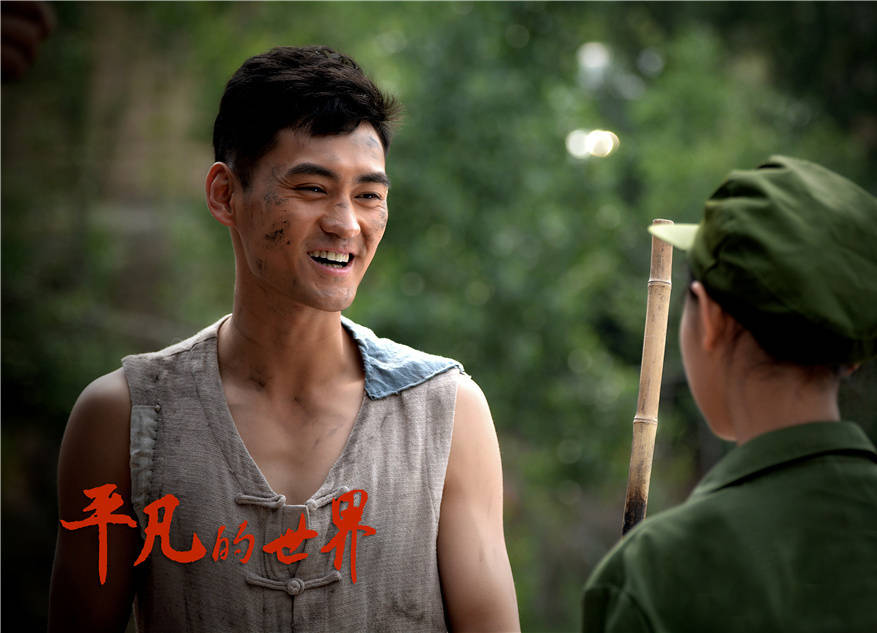 2015年,袁弘在根据路遥名著改编的电视剧《平凡的世界》中,扮演男